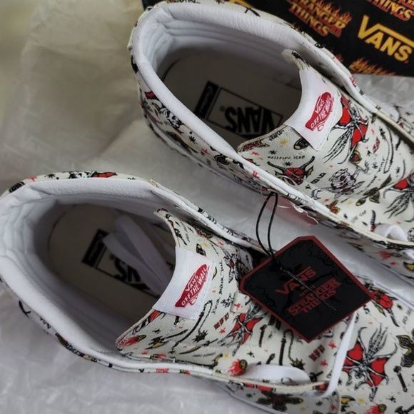 𝅺vans X Stranger Things Collection NWT & Dust Bag! - Picture 3 of 3